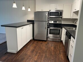 3421 W Chester Pike, Unit B-32 in Newtown Square, PA - Foto de edificio - Building Photo