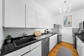 2 S End Ave, Unit PH04 in New York, NY - Foto de edificio - Building Photo