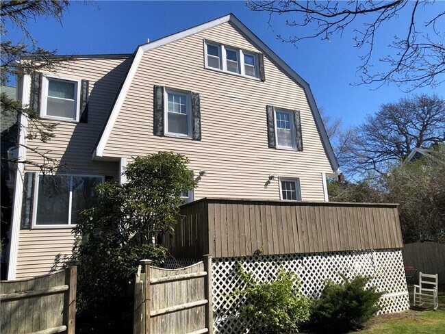 31 Bayside Ave-Unit -1 in Newport, RI - Building Photo - Building Photo