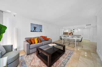 1717 N Bayshore Dr in Miami, FL - Building Photo - Building Photo