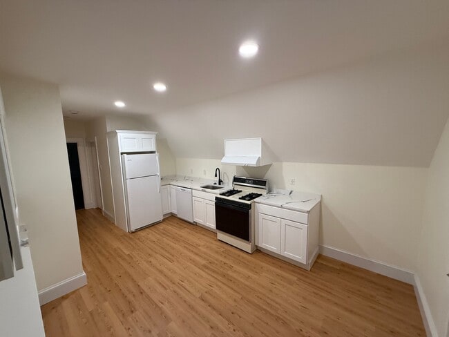 44 Nesbit Avenue, Unit 3rd Floor in West Hartford, CT - Foto de edificio - Building Photo