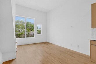 2080 Kelly Ave in Dallas, TX - Building Photo - Building Photo