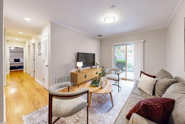 111 W 8th St, Unit 3