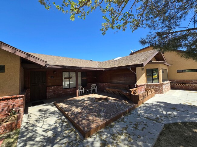 53232 Wyandot Rd in Pioneertown, CA - Building Photo - Building Photo