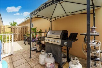 2732 W 72nd Pl in Hialeah, FL - Foto de edificio - Building Photo