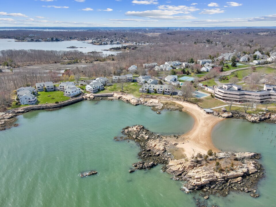 135 Turtle Bay Dr in Branford, CT - Building Photo