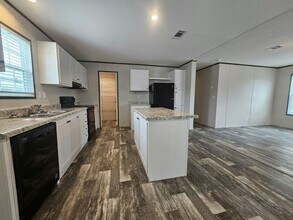 464 Suwanee Dr in North Fort Myers, FL - Building Photo - Building Photo