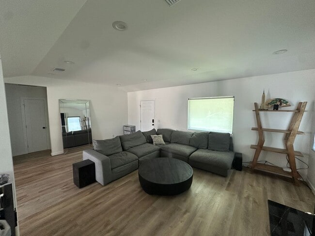 3905 Gaviota Ave in Long Beach, CA - Building Photo - Building Photo