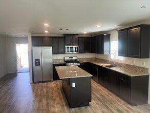 5545 W Saginaw Way in Fresno, CA - Building Photo - Building Photo