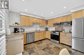 1325 Ashwood Terr in Oakville, ON - Building Photo - Building Photo