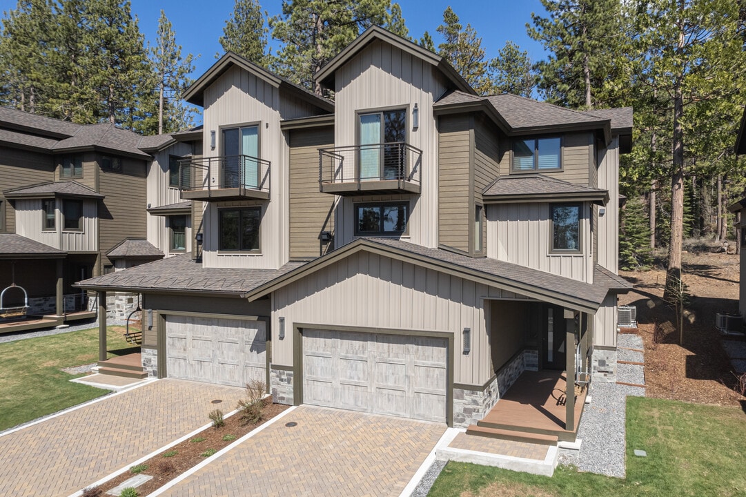 Gondola Vista Luxury Homes - Tourist Corridor in South Lake Tahoe, CA - Foto de edificio