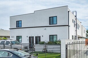 932 W 66th St in Los Angeles, CA - Building Photo