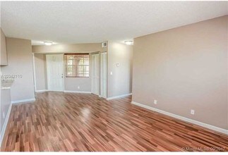 8734 SW 3rd St-Unit -2A in Pembroke Pines, FL - Foto de edificio - Building Photo