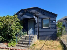 1718 Burwell St in Bremerton, WA - Building Photo