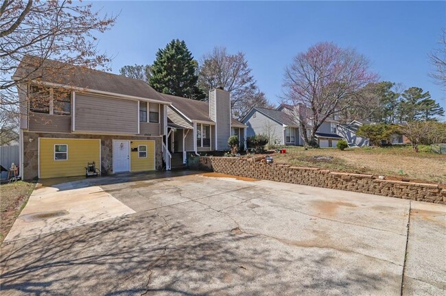 property at 2934 Clipper Ct