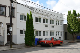 Laurelhurst Studios in Portland, OR - Foto de edificio - Building Photo