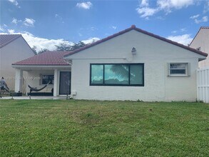 2925 E Aviary Dr in Hollywood, FL - Building Photo - Building Photo