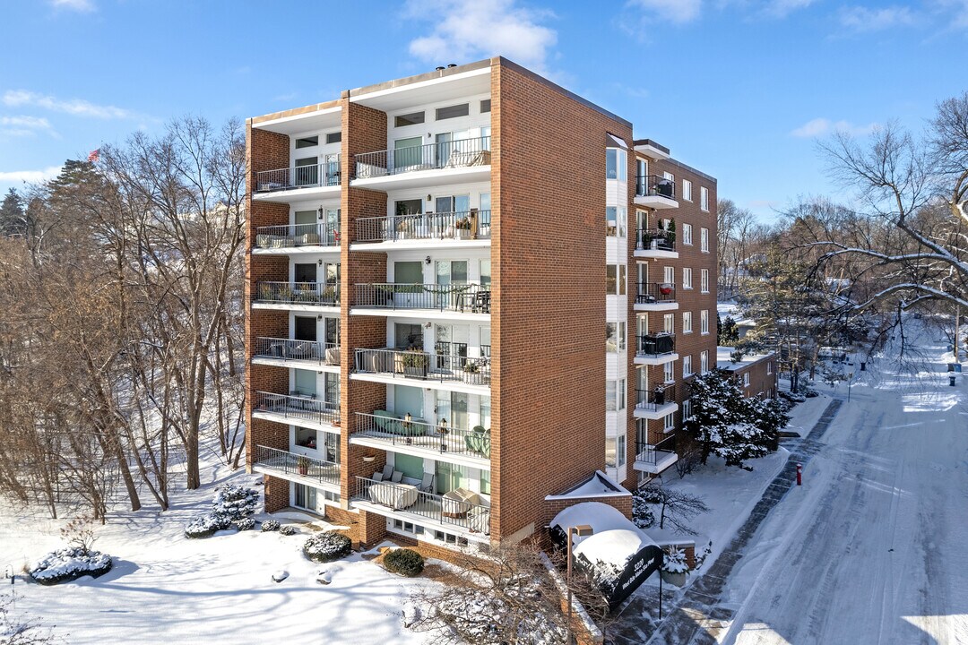 3220 W Bde Maka Ska Pky in Minneapolis, MN - Building Photo