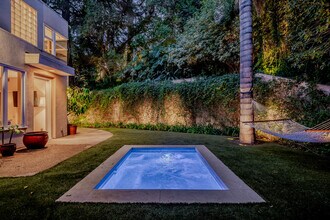 2423 Horse Shoe Canyon Rd in Los Angeles, CA - Foto de edificio - Building Photo