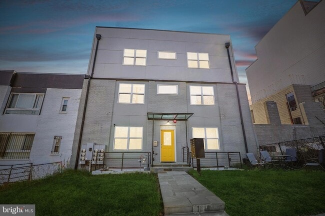 2221 M St NE, Unit 302 in Washington, DC - Building Photo - Building Photo