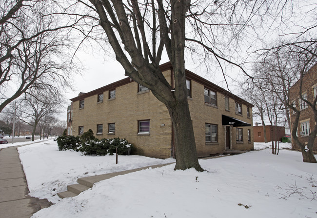 3829 N Humboldt in Milwaukee, WI - Foto de edificio - Building Photo