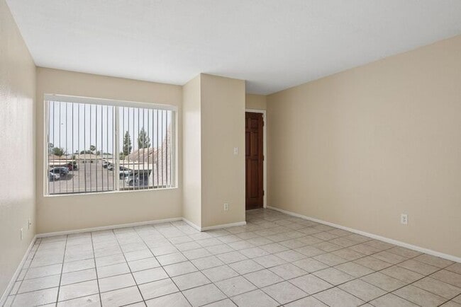 property at 1927 E Hampton Ave