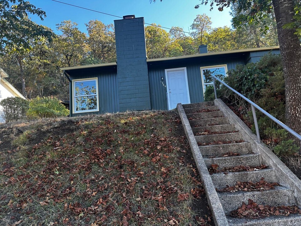 1349 NE Brooklyn Ave in Roseburg, OR - Building Photo