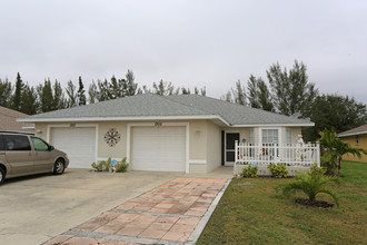 1305 Gleason Pky in Cape Coral, FL - Foto de edificio - Building Photo