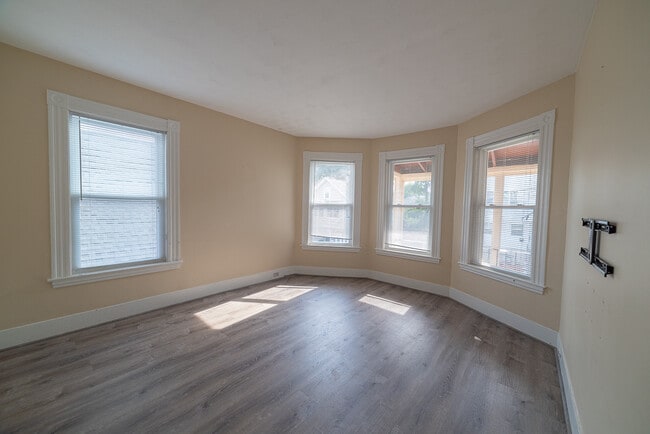 21 Granville Ave, Unit Apt 2 in Malden, MA - Foto de edificio - Building Photo