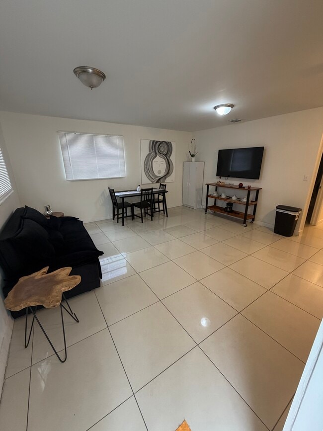 1132 NW 38th St in Miami, FL - Foto de edificio - Building Photo