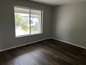 28020 Universal Dr in Warren, MI - Building Photo - Building Photo