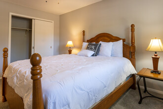 Embassy Apartments in Evansville, IN - Building Photo - Interior Photo