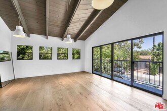 395 Huntley Dr in West Hollywood, CA - Building Photo - Building Photo