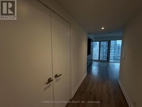 100 Harbour St in Toronto, ON - Building Photo - Building Photo