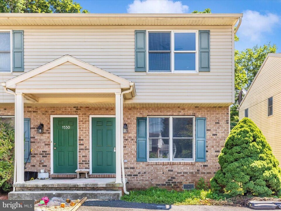 1552 Crest View Ave in Hagerstown, MD - Building Photo