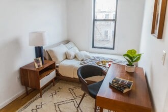 Furnished room/NOT APARTMENT in Brooklyn, NY - Foto de edificio - Building Photo