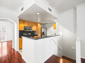 5200 Premiere Hills Cir, Unit 123 in Woodland Hills, CA - Foto de edificio - Building Photo