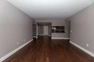 102 Christopher Columbus Dr in Jersey City, NJ - Building Photo - Building Photo