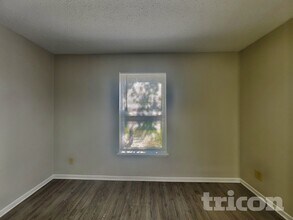 9899 Olympic Cir in Indianapolis, IN - Foto de edificio - Building Photo