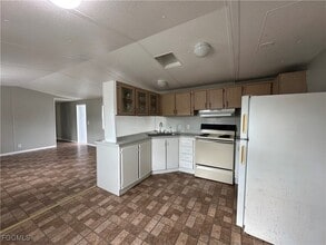 7945 Hart Dr in North Fort Myers, FL - Building Photo - Building Photo