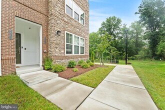 4625 Crossing Ct in Ellicott City, MD - Building Photo - Building Photo