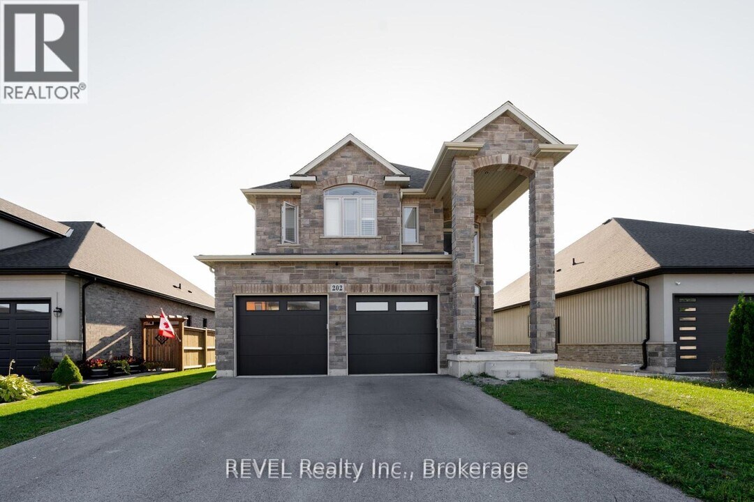 202 Viger Dr in Welland, ON - Building Photo