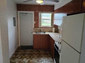 2221 Johnson St in Hollywood, FL - Building Photo