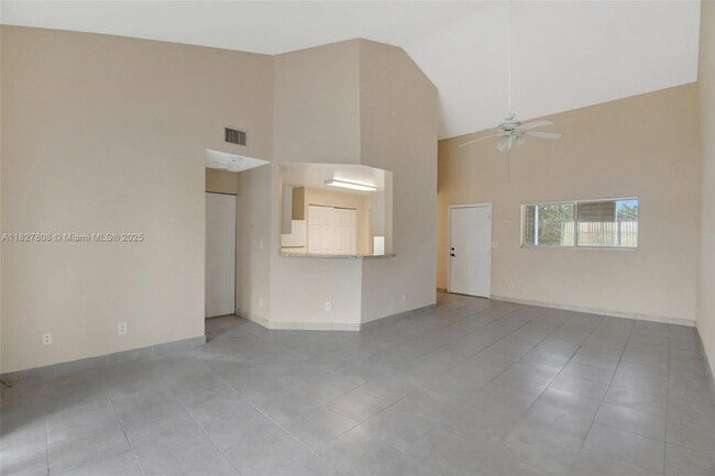 3453 NW 44th St, Unit 202 in Lauderdale Lakes, FL - Building Photo - Building Photo