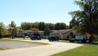 Oakwood Village in Parkersburg, WV - Foto de edificio - Building Photo