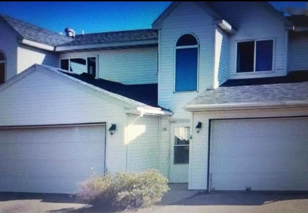 2425 Bostrom Ct in Eau Claire, WI - Building Photo