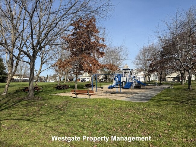 545 Almanor St in Petaluma, CA - Building Photo - Building Photo