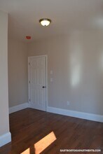 241 Maverick St, Unit 2 in Boston, MA - Foto de edificio - Building Photo