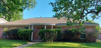 5455 Kuldell Dr in Houston, TX - Building Photo