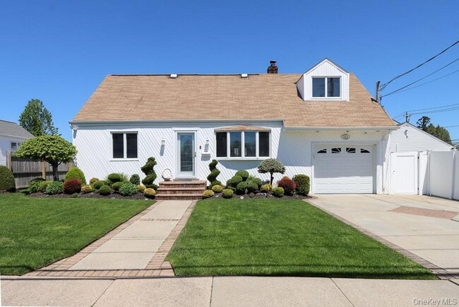 223 Chestnut Ave in East Meadow, NY - Building Photo - Building Photo